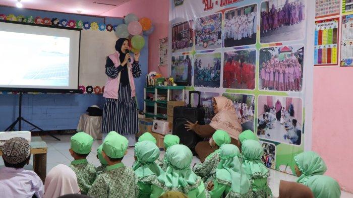 Program ini dirancang untuk meningkatkan literasi dan kesadaran sosial di kalangan anak-anak sekolah, khususnya di MDTA Al Imam (16/8).