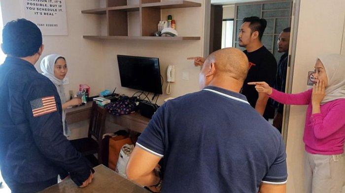 MOMEN PENANGKAPAN SI KEMBAR - Si kembar Rihana dan Rihani pelaku penipuan Iphone ditangkap Polda Metro Jaya, Selasa (4/7/2023). (Istimewa)