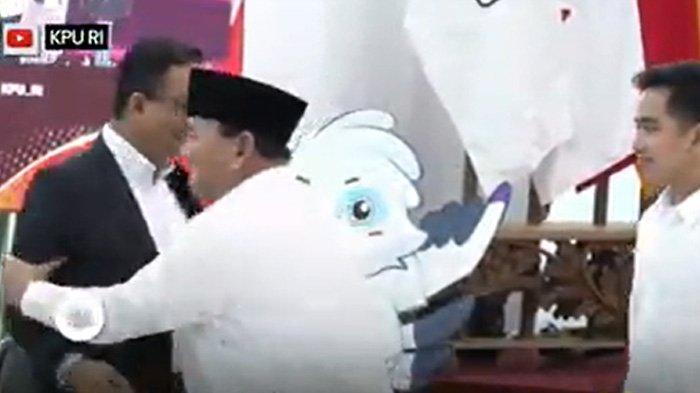 PRABOWO GUNCANG TUBUH ANIES: Ada momen unik saat Prabowo Subianto bertemu dengan Anies Baswedan di Komisi Pemilihan Umum RI (KPU RI) pada Rabu (24/4/2024). Prabowo tampak mengguncang-guncang tubuh Anies setelah bersalaman ( 