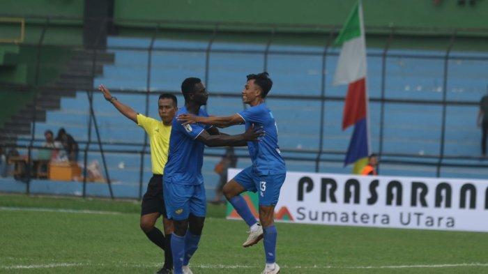 Pemain PSDS Delisderdang Kurniawan dan Isdac Kwaone Essel merayakan gol saat melawan Sada Sumut FC di Stadion Teladan Medan, Kamis (10/8/2023), dalam ajang Gubsu Edy Rahmayadi Cup 2023.