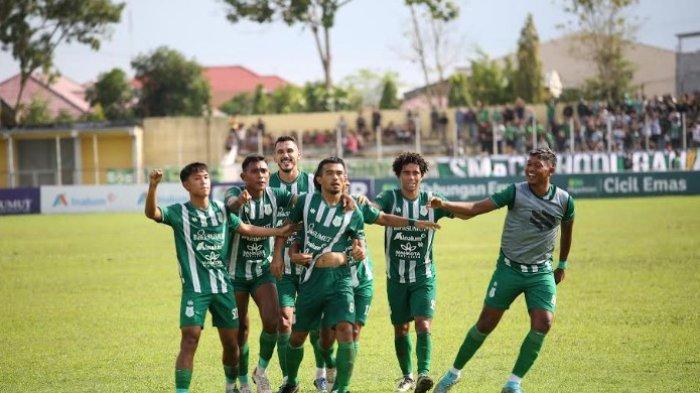 PSMS Medan melawan Sriwijaya FC dalam lanjutan pertandingan Pegadaian Liga 2 Indonesia Babak Play Off Degradasi 24/25 di Stadion Baharoeddin Siregar, Kabupaten Deliserdang, Minggu (19/01/2025). PSMS Medan incar kemenangan disetiap pertandingan. TRIBUN MEDAN/ABDAN SYAKURO
