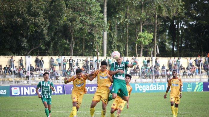 PSMS Medan melawan Sriwijaya FC dalam lanjutan pertandingan Pegadaian Liga 2 Indonesia Babak Play Off Degradasi 24/25 di Stadion Baharoeddin Siregar, Kabupaten Deliserdang, Minggu (19/01/2025). PSMS Medan unggul sementara melawan Sriwijaya FC dengan skor 2-0.