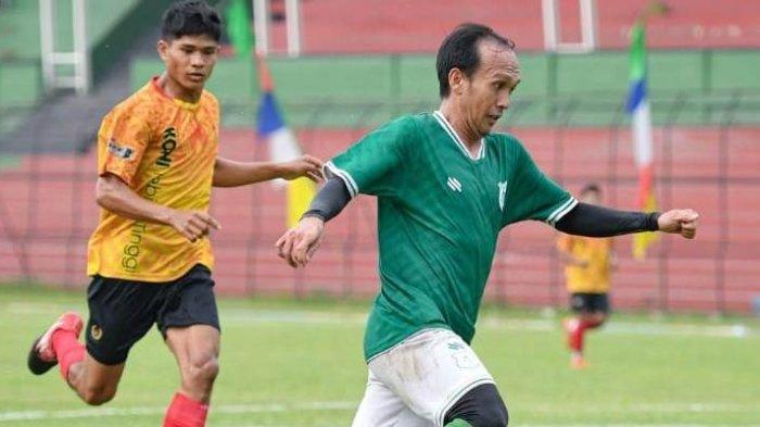 Pemain PSMS Medan, Ichsan Pratama melewati hadangan pemain lawan dalam laga uji coba ketiga