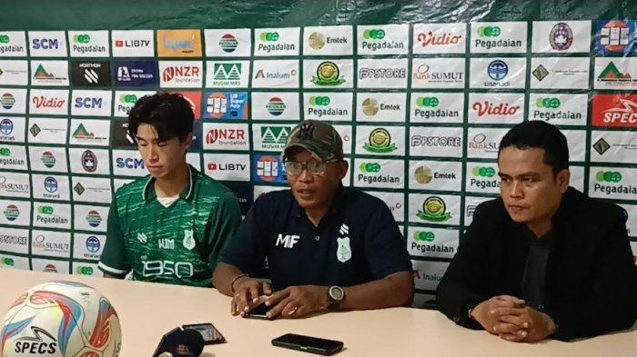 Konferensi Pers- Pelatih Kepala PSMS Medan, Miftahudin Mukson (Tengah) bersama pemain PSMS, Kim Gisu (Kiri) seusai Pertandingan PSMS vs Semen Padang di Stadion Baharoeddin Siregar, Lubuk Pakam, Deliserdang, Jumat (1/12/2023).