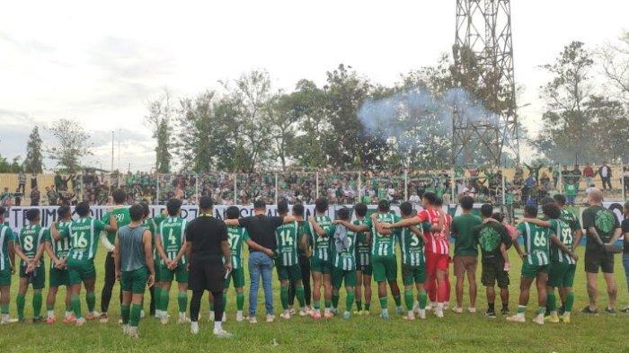 HORMAT PADA SUPORTER: Para pemain dan pelatih PSMS saat memberi hormat kepada penduduknya usai laga penutup Liga 2 yang berlangsung di Stadion Baharuddin Siregar, Lubuk Pakam, Deli Serdang, Sabtu (15/2/2025). (TRIBUN MEDAN/ANUGRAH NASUTION)