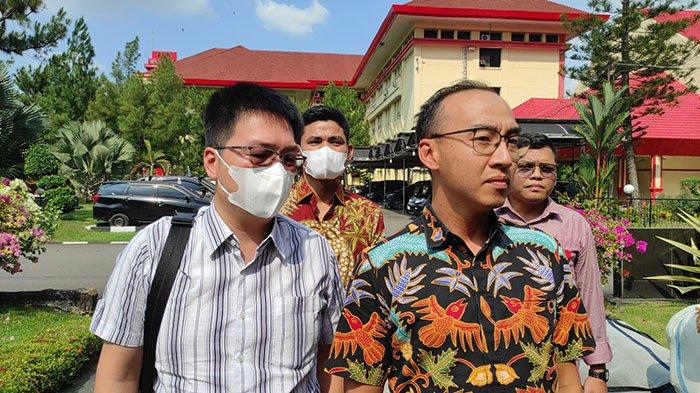 Direktur PT Almira Nusa Raya, Edy (kiri) dan kuasa hukumnya Fendi (kanan) saat menjalani pemeriksaan di Polda Sumut, Kamis (4/5/2023).