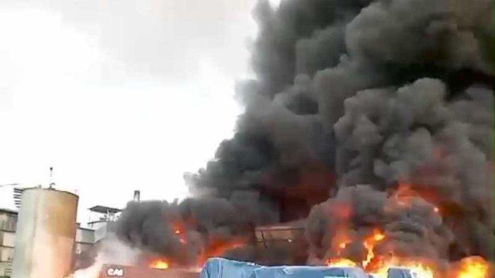 Kebakaran hebat terjadi di pabrik PT Jati Perkasa Nusantara, Jalan Pondok Ungu, Kelurahan Pejuang, Medan Satria, Kota Bekasi, Jawa Barat, Jumat (1/11/2024) pagi sekira pukul 7.00 WIB. Dalam peristiwa ini setidaknya sudah 8 pekerja tewas, 4 luka-luka, serta 7 lainnya masih terjebak. (HO)