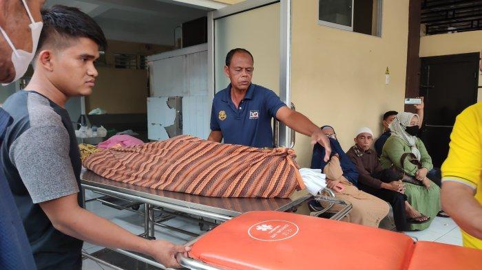 Jenazah mantan anggota DPRD Langkat, Paino akan dibawa menggunakan ambulans menuju ke rumah duka untuk dimakamkan, Jumat (27/1/2023). TRIBUN-MEDAN/ALFIANSYAH