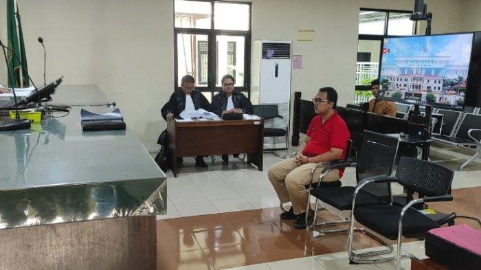 Terdakwa Palti Hutabarat, Terdakwa penyebaran berita bohong forkopimda Batubara  untuk mendukung pasangan calon Prabowo-Gibran di Pilpres 2024 dipertemukan dengan pelapor Kajari Batubara, Amru Siregar di ruang Sidang Cakra, Pengadilan Negeri Kisaran, Kamis (30/5/2024).