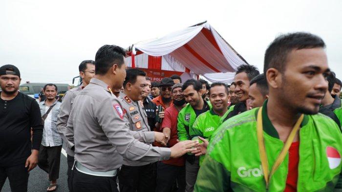 Kapolda Sumut Irjen Pol Panca Putra Simanjuntak disambut penarik Betor  dan penarik Ojol sela-sela dengar Curhatan Pengendara Ojol dan Parbetor di Medan, Jumat (23/6/2023)