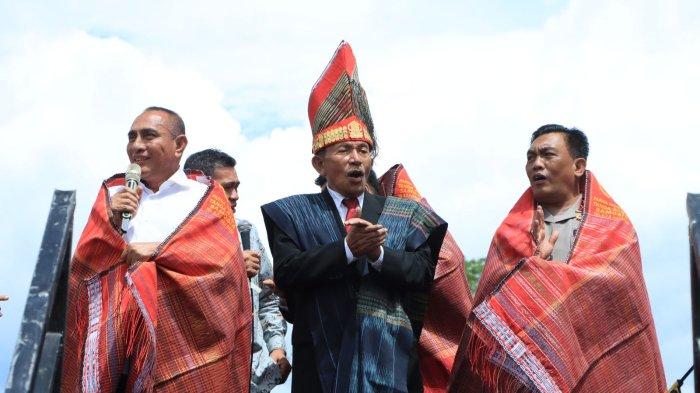 Kapolda Sumut Irjen Pol Panca Putra Simanjuntak Msi diulosi oleh Ketua Parna Letjen TNI (Purn) Cornel Simbolon, Msc saat hadiri pesta syukuran di Pantai Ikan Mas Tandarabun Desa Dosroha Kecamatan Simanindo, Samosir, Sabtu (8/7/2023).