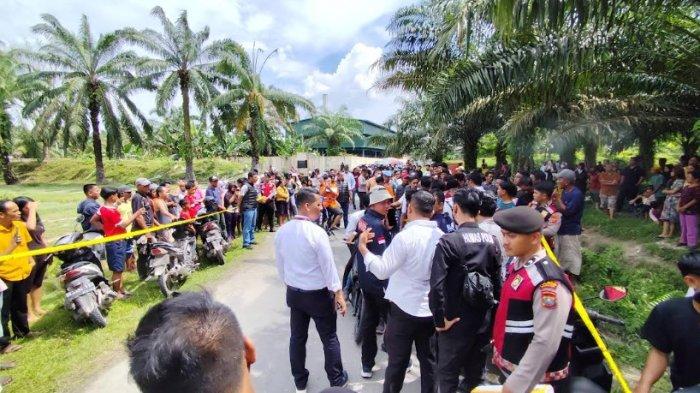 PRAREKONSTRUKSI PENGANIAYAAN: Antusiasme warga menonton prarekontruksi dugaan penganiayaan yang dilakukan oknum polisi berpangkat IPDA di Asahan. Warga mengaku, Polisi harusnya menjadi pengayom masyarakat, kini membunuh masyarakat, Senin (17/3/2025). (TRIBUN MEDAN/ALIF ALQADRI HARAHAP)