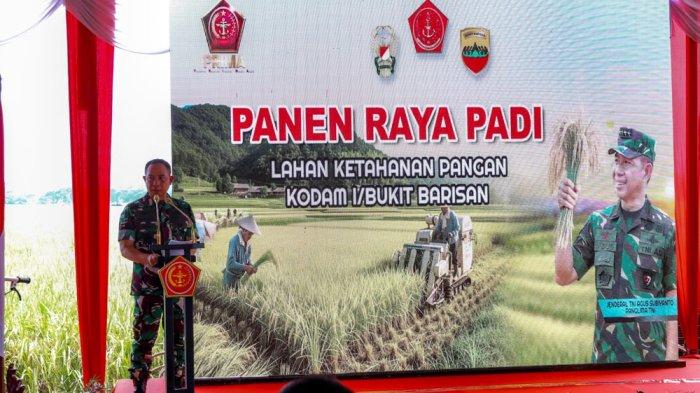Panglima TNI Jenderal TNI Agus Subiyanto memimpin kegiatan Panen Raya Padi di lahan ketahanan pangan Kodam I/Bukit Barisan, yang berlokasi di Desa Sidoarjo Ramunia, Kabupaten Deli Serdang, Sumatera Utara, pada Kamis (10/7/2025). (Puspen TNI)