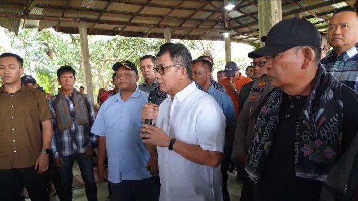Pangdam I Bukit Barisan, Letjen Mochammad Hasan, saat menyampaikan permohonan maaf di depan keluarga korban tewas bernama Raden Barus (61), usai diserang 33 Prajurit Armed 2/105 Kilap Sumagan di Desa Selamat, Kecamatan Sibiru-biru, Deliserdang.