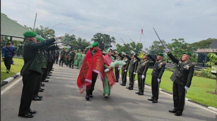 Pangdam I Bukit Barisan yang baru, Mayjen Rio Firdianto, saat disambut upacara pedang pora di Kodam I Bukit Barisan, Jalan Gatot Subroto, Medan, Selasa (3/12/2024). Ia menyebut salah satu program prioritasnya mendukung program makanan sehat bergizi dan ketahanan pangan.