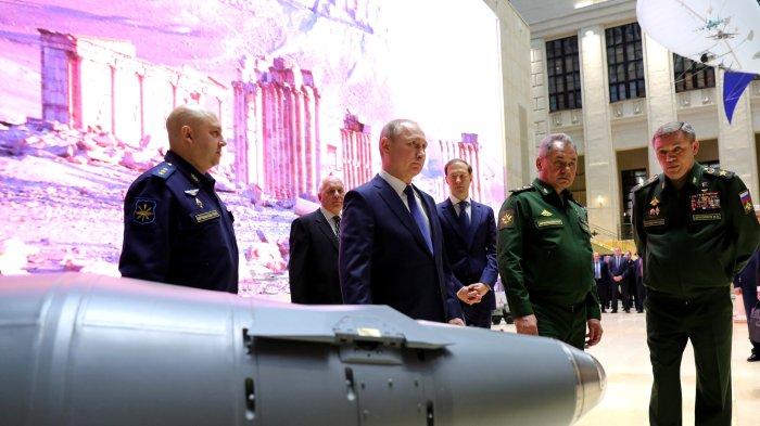 Panglima Angkatan Udara Rusia Jenderal Sergey Vladimirovich Surovikin (kiri) bersama Presiden Vladimir Putin, Menterii Pertahanan Rusia dan Kepala Staf Umum Angkatan Bersenjata Rusia (kedua kanan).(wkp)
