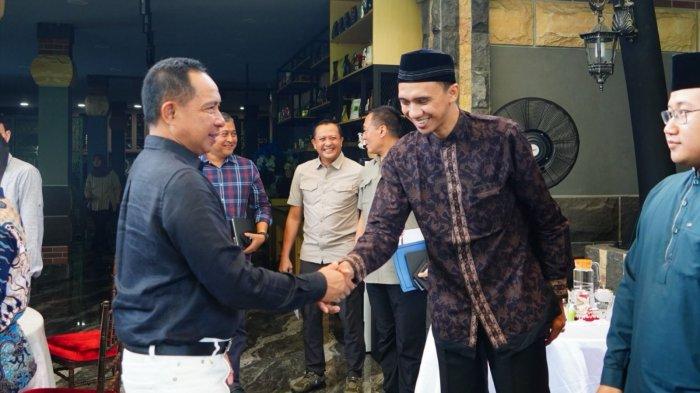 Panglima TNI Jenderal TNI Agus Subiyanto menerima kunjungan silaturahmi dari Forum Muktamar Pemuda Islam, perwakilan 30 organisasi pemuda Islam, dalam rangka halal bihalal Idul Fitri 1446 Hijriah di Wisma Ahmad Yani, Menteng, Jakarta Pusat, pada Sabtu (12/4/2025). (Dok.Puspen TNI)