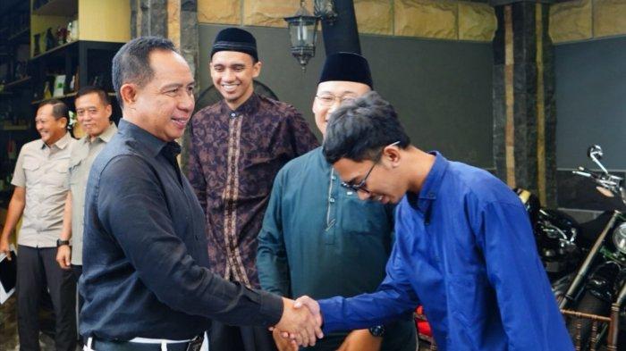 PANGLIMA TNI Jenderal TNI Agus Subiyanto menerima kunjungan silaturahmi dari Forum Muktamar Pemuda Islam, perwakilan 30 organisasi pemuda Islam, dalam rangka halal bihalal Idul Fitri 1446 Hijriah di Wisma Ahmad Yani, Menteng, Jakarta Pusat, pada Sabtu (12/4/2025). (Dok.Puspen TNI)