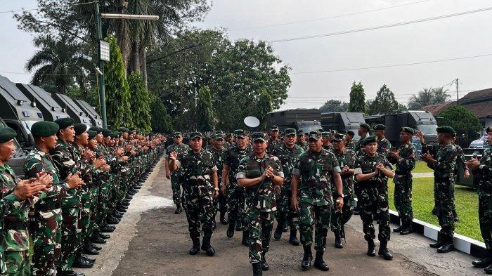 Panglima TNI Jenderal TNI Agus Subiyanto meninjau kesiapan Rumah Sakit Lapangan (Rumkitlap) yang digelar di Yonkes 1/1 Kostrad, pada Jumat (7/6/2024). Peninjauan tersebut adalah bagian dari rangkaian penyiapan Joint Medical Humanitarian Operations (Operasi Kemanusiaan Gabungan Bidang Kesehatan) di Gaza, Palestina. (Dispenad)