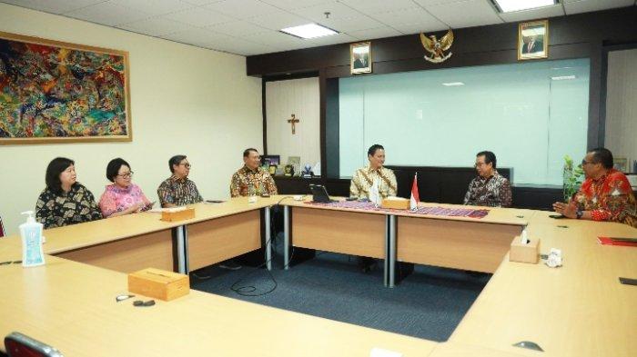 Suasana penuh keakraban dalam audiensi Panitia Natal Nasional 2024 dan Ketua Persekutuan Gereja-Gereja di Indonesia di gedung PGI, Jumat (6/12/2024). (Dok.Panitia Natal Nasional)
