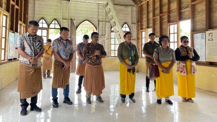 KRISTENISASI TANAH KARO - Panitia Paskah Nasional 2025 mengunjungi GBKP Buluhawar, Senin (17/2/2025), untuk menelusuri sejarah penyebaran injil di Tanah Karo. Gereja ini adalah tempat ibadah pertama yang ditahbiskan tanggal 24 Desember 1899.