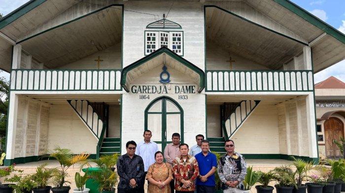 KUNJUNGI HKBP HUTADAME - Panitia Paskah Nasional 2025 mengunjungi Gereja HKBP Hutadame, Senin (10/2/2025). HKBP Hutadame adalah gereja pertama yang didirikan Misionaris Ludwig Ingwer Nommensen pada 29 Mei 1864.