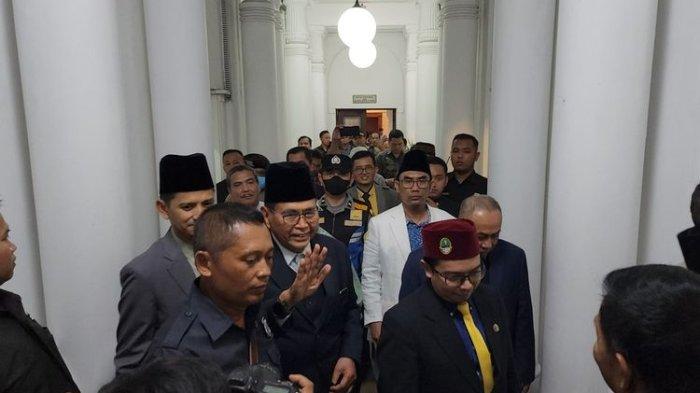 Pimpinan Pondok Pesantren Al-Zaytun Panji Gumilang (tengah berpeci hitam) saat meninggalkan Gedung Sate usai menjalani pertemuan dengan tim investigasi untuk mengonfirmasi dugaan penyimpangan di Ponpes Al-Zaytun, Jumat (23/6/2023).