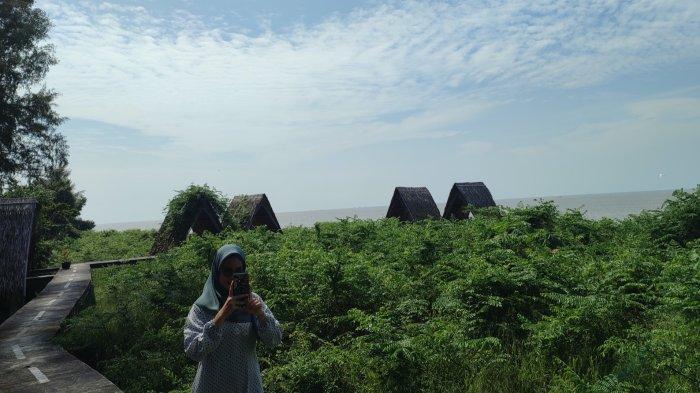 Pengunjung saat berada di Pantai Romantis yang ada di Sei Naga Lawan, Kecamatan Perbaungan, Kabupaten Serdang Bedagai.