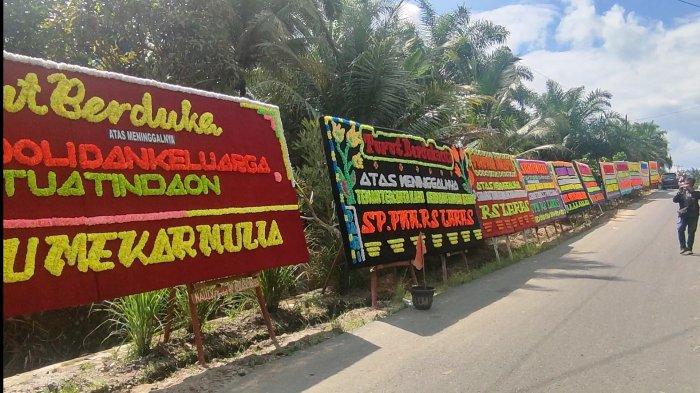 Papan bunga dari perusahaan tempat korban bernaung, rekan kerja, hingga teman-teman semasa mengenyam pendidikan. 