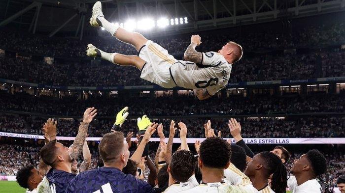 Para pemain Real Madrid merayakan perpisahan Toni Kroos Minggu (26/5/2024).