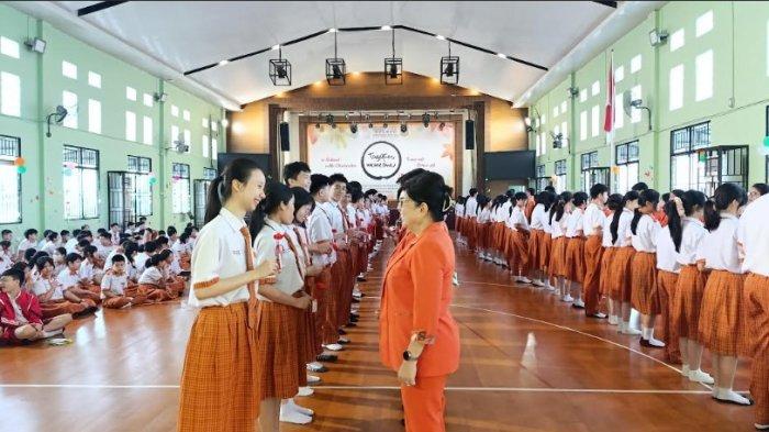 Para guru Nanyang Zhi Hui mendapat cenderamata dari para siswa dalam perayaan Hari Guru ke 30 tahun 2024, Senin (25/11/2024). (Tribun Medan/Husna Fadilla)