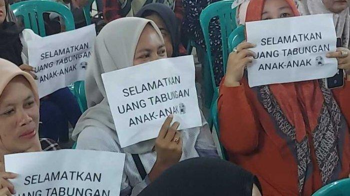 Para ibu-ibu itu membawa tulisan protes menuntut mantan kepsek tersebut segera mengembalikan uang tabungan anak-anaknya di sekolah.