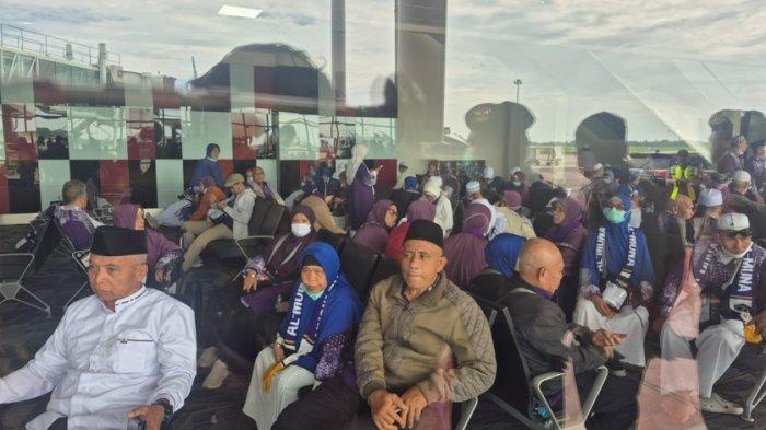 DIEVAKUASI KE TERMINAL: Para jamaah haji asal Jakarta yang menjadi penumpang pesawat Saudi Arabia dievakuasi dan di tempatkan di terminal kedatangan internasional Bandara Kualanamu, Selasa (17/5/2025). Setelah pesawatnya mendapat teror bom pesawat pun kemudian mendarat darurat di Bandara Kualanamu.