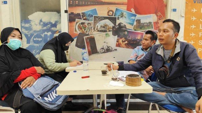 CALO HONORER: Para korban bertemu oknum PNS Pemko Medan Endang (kemeja biru muda) usai ditipu modus dijanjikan masuk honorer dan PNS di Pemko Medan tidak sesuai kesepakatan waktu, kantin Palladium, Medan, Kamis (24/4/2025)