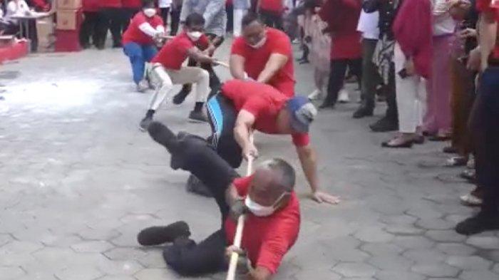 Para pegawai bersemangat mengikuti lomba tarik tambang pada peringatan HUT RI dan HDKD ke-77