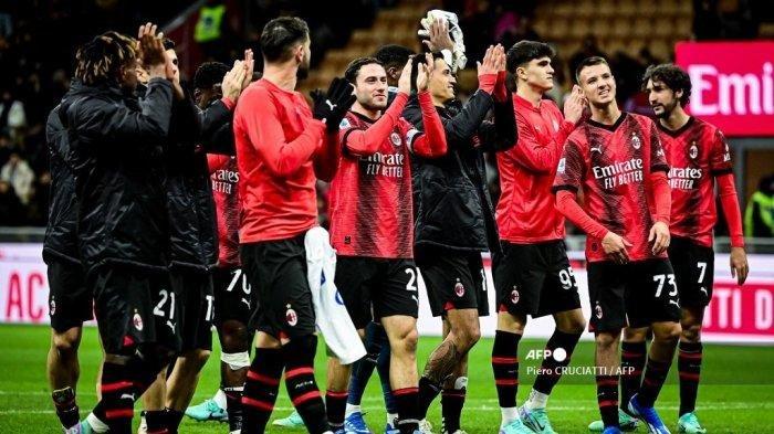 Para pemain AC Milan melakukan selebrasi di penghujung pertandingan sepak bola Serie A antara AC Milan dan Frosinone di stadion San Siro di Milan, pada 2 Desember 2023. Piero CRUCIATTI / AFP (Piero CRUCIATTI / AFP)