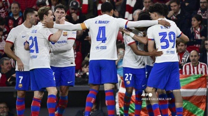 Para pemain Barcelona merayakan gol kedua mereka yang dicetak oleh penyerang Spanyol #27 Lamine Yamal selama pertandingan sepak bola perempat final Copa del Rey (Piala Raja) Spanyol antara Athletic Club Bilbao vs FC Barcelona di stadion San Mames di Bilbao pada 24 Januari 2024. ANDER GILLENEA / AFP