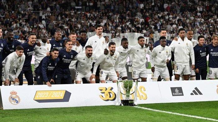 Para pemain Real Madrid berpose dengan trofi juara Liga Spanyol jelang kick-off melawan Deportivo Alaves di Santiago Bernabeu (14/5/2024). (JAVIER SORIANO/AFP)