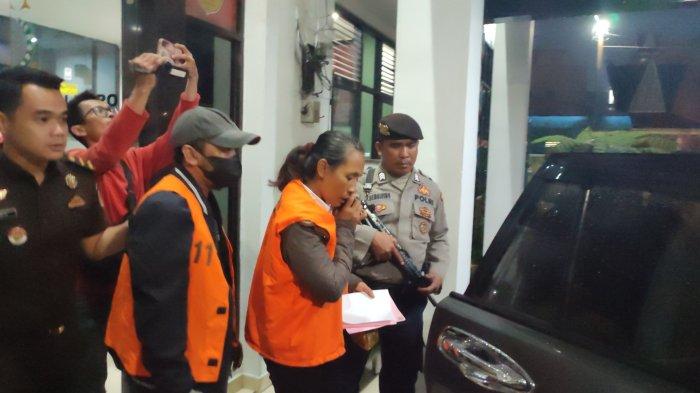 Para tersangka dugaan tindak pidana korupsi pengadaan rumah untuk korban erupsi Gunung Sinabung, diboyong keluar Kantor Kejari Karo, di Jalan Jamin Ginting, Kabanjahe, Senin (19/2/2024).