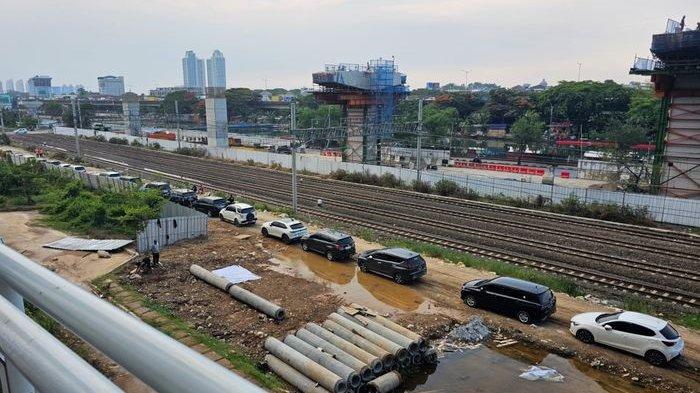 Parkir liar penonton Piala Dunia U-17 2023 di sekitar Jakarta International Stadium (JIS), Jakarta Utara, Rabu (15/11/2023).
