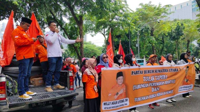 Partai Buruh Sumatra Utara bersama kelompok buruh hingga petani menggelar aksi unjuk rasa penolakan Tabungan Perumahan Rakyat (Tapera) di kantor DPRD Sumatra Utara, Selasa (11/6/2024).