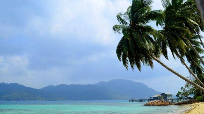 Keindahan Pantai Pasir Manang di Kabupaten Kepulauan Anambas, Provinsi Kepulauan Riau sangat indah dan cocok menjadi tempat liburan bersama keluarga.