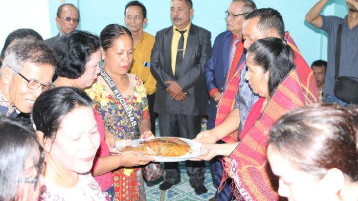 Ketua DPD PDI Perjuangan Sumut Drs Rapidin Simbolon MM bersa istri Sorta Ertaty Siahaan (Ketua DPRD Samosir) dibulng-bulangi saat menhadiri pelantikan Pengurus Parna Periode 2023-2028 sekaligus doa akhir tahun 