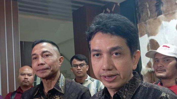 Pasangan Calon Independen Dharma Pongrekun-Kun Wardana usai rapat rekapitulasi hasil verifikasi administrasi kesatu di kantor KPU Provinsi Jakarta, Salemba, Jakarta Pusat, Selasa (18/6/2024). (Shela Octavia/Kompas.com)