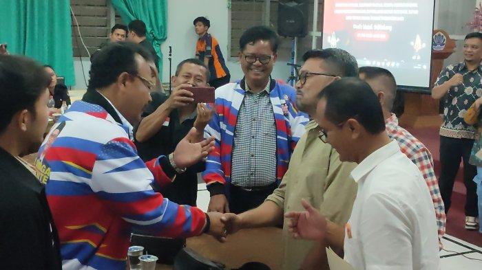 Pasangan Rimso Sinaga dan Jogi Tambunan saat bersalaman usai menggelar rapat pleno terbuka oleh KPU Dairi di One's Hotel Kecamatan Sidikalang Kabupaten Dairi, Rabu (10/7/2024).