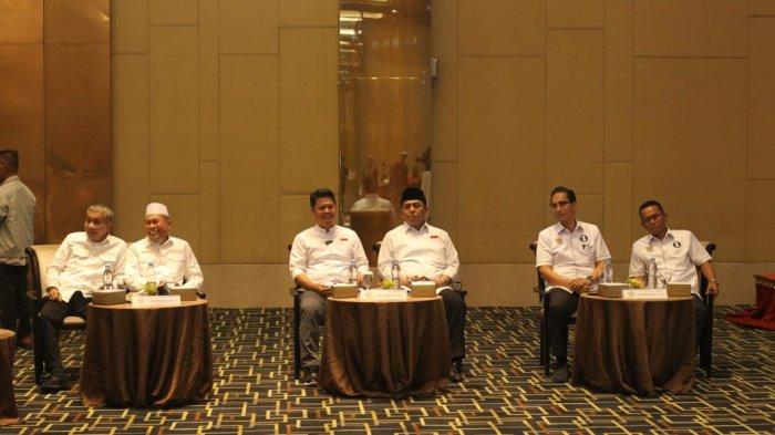 Pasangan calon Wali Kota dan Wakil Wali Kota Medan nomor urut satu Rico Waas (dua kanan)-Zakiyuddin (kanan), paslon nomor urut dua Prof Ridha Dharmajaya(tiga kiri)-Abdul Rani (tiga kanan), dan pasangan nomor urut tiga Hidayatullah (kiri)-Yasir Ridho saat mengikuti debat publik ketiga di Hotel Grand Mercure, Medan, Jumat (22/11/2024). Debat publik terakhir tersebut mengusung tema Menyerasikan Pelaksanaan Pembangunan Daerah Kota Medan dengan Pemprov Sumut Serta Nasional, dan Memperkokoh Negara Kesatuan Republik Indonesia dan Kebangsaan.