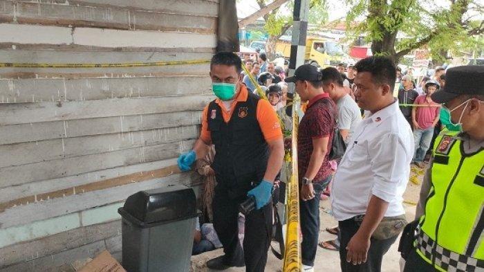 Pasangan kekasih tewas tanpa busana di dalam mobil di Banda Aceh. Pasangan kekasih yang masih muda ini tewas saat bercinta dalam mobil.