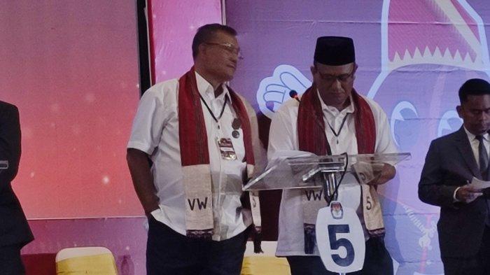 Pasangan nomor urut 5, Vickner Sinaga dan Wahyu Daniel Sagala saat acara debat publik di Hotel Santika Dyandra,Kota Medan. Pasangan ini melalui hasil quick count unggul sementara dibandingkan 4 pasangan calon lainnya.