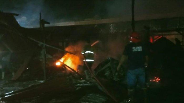 Pasar Sidikalang kembali mendapat musibah kebakaran. Kali ini, sebanyak 9 kios di blok G2 menjadi sasaran dari si jago merah pada Senin (29/1/2024) sekitar pukul 03.30 WIB.