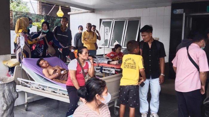 Pasien RSU Sari Mutiara Lubuk Pakam ketika dirawat di luar gedung karena adanya kepanikan akibat korsleting listrik, Jumat (10/1/2025).